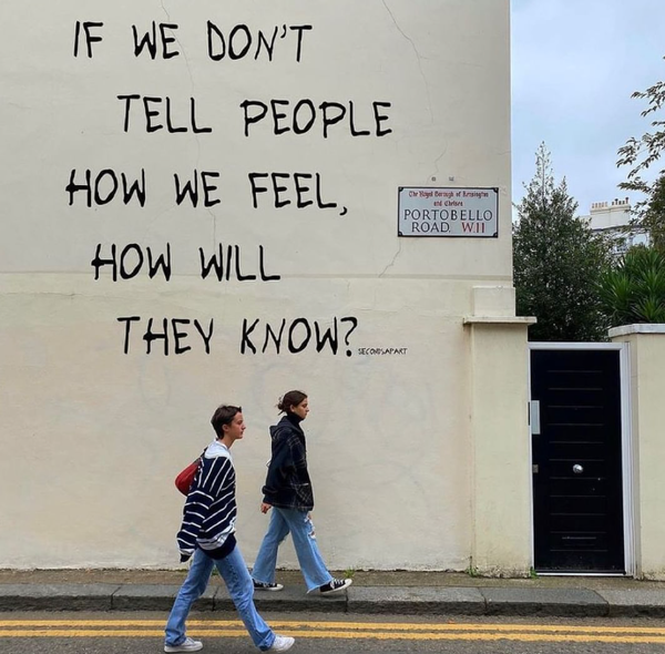 가족이나 믿을 수 있는 친구들과 이야기하라고 조언하는 정신건강 관련 단체 영마인즈. 