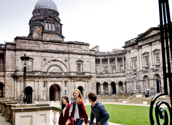 식물 기반 대학 캠페인은 대학 및 대학원 전체에 100% 식물성 식단을 도입하기 위해 진행된다. 투표에 참여한 812명의 학생 중 19%만100% 채식에 찬성했다. 에든버러대학