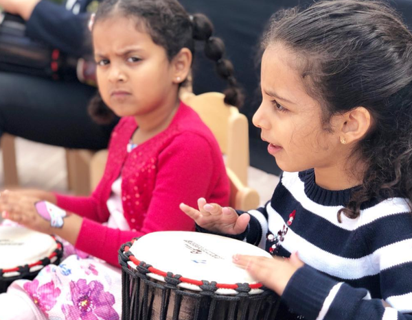 교실에서 산만하게 하는 소음을 최소화하고 집중하는 활동을 할 때는 헤드폰을 착용해 배경 소리를 차단할 수 있도록 한다. 킹스에듀케이션