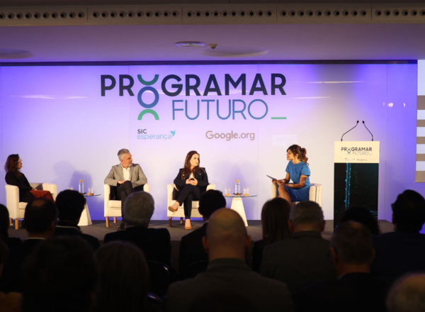 마일즈인더스카이는 교육학 및 기술의 최신 트렌드와 인적 지원을 결합한 플랫폼을 운영 중이다. 마일즈인더스카이