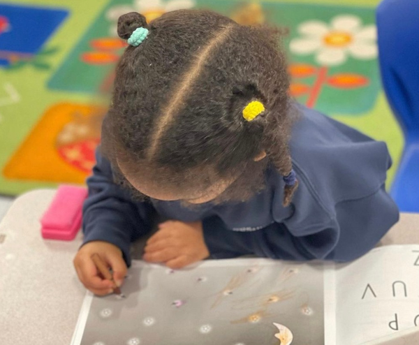 난독증 증상에 철자를 자주 틀리거나 글쓰기에 어려움을 겪는 것도 포함된다. LWT