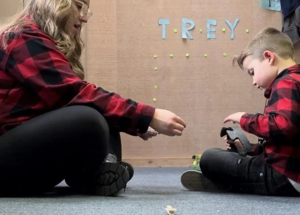 활동을 선택할 때는 아동의 발달 단계와 관심사를 고려하고, 특히 자녀가 좋아하는 활동이나 장난감으로 시작하는 것이 좋다. LLA테라피 