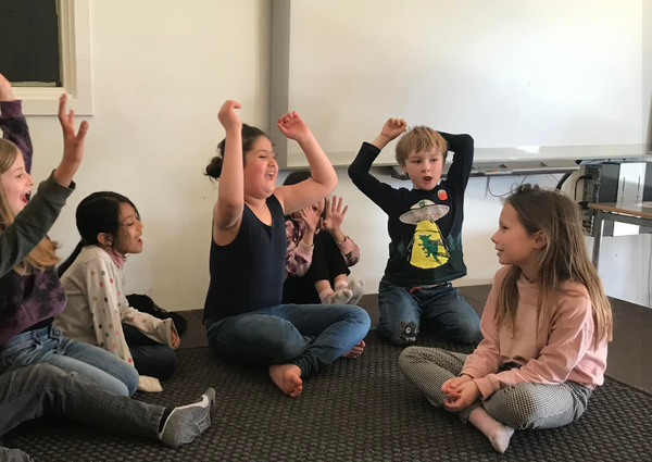 전통적인 토론은 학생들이 함께 앉아서 진행하지만, 벨루아히는 더 활동적인 토론 수업을 진행한다. 룬데후스콜렌 초등학교