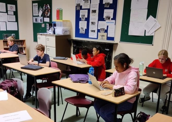 학생이 첫 번째 시험을 잘 치르고 두 번째 시험에서 더 잘 필기하도록 동기를 부여한다. 라탈란스쿨 