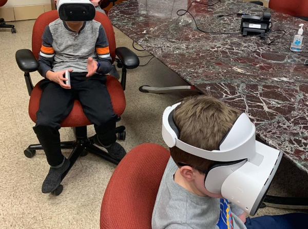 VR 경험은 단순히 참여도를 높이는 것 외에도 학생들이 교실의 방해 요소를 차단해 사회성을 기르고 집중력을 높이는 데 도움이 되었다. 아카데미 오브 홀 러닝