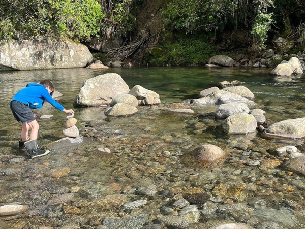 야외에 앉아있는 것만으로도 주의력과 집중력에 긍정적인 영향을 미칠 수 있다. 그린스쿨뉴질랜드