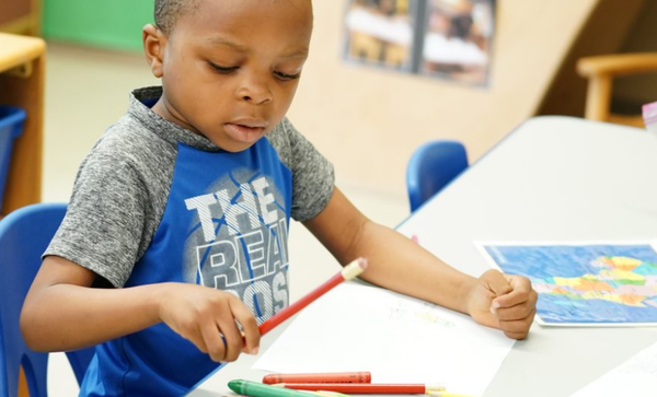 장애 아동에게 우선적으로 보육 서비스를 제공하는 사설 프로그램도 존재하지만, 정원이 제한되어 있어 대기자 명단이 길어지는 경우가 많다. 에듀케어시카고