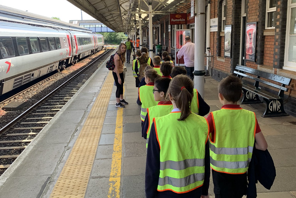 비숍브론스콤 초등학교 스튜어트 진 교장에 따르면, 보조교사는 학교에서 대체 불가능한 자리다. 비숍브론스콤 초등학교 