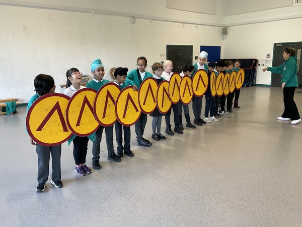 보조교사 급여와 업무 개선을 위해 즉각적으로 조치하지 않으면 학교는 위기를 겪게 될 것이라는 경고가 나왔다. 프라임리우드초등학교 