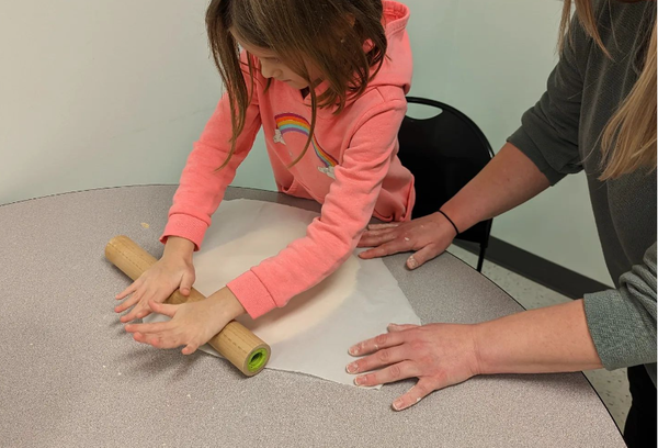 눈과 손 움직임을 조정해야 하는 활동을 하기 전에는 벽에 손바닥을 올리고 프레스 운동을 하게 한다.lla테라피 