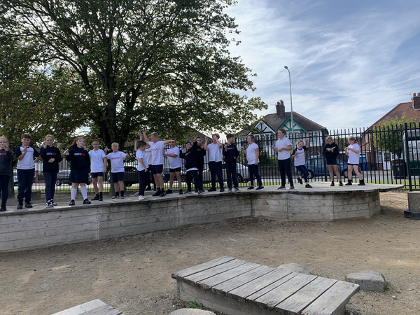 일부 학교에서는 수업 시간을 최소화하기 위해 수업 일수를 단축하는 방안도 모색하고 있다. 플레이크플릿 초등학교