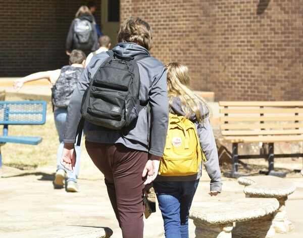 장애학생 지원교사 처우는 불안정한 것으로 나타났다. 파리교육구 