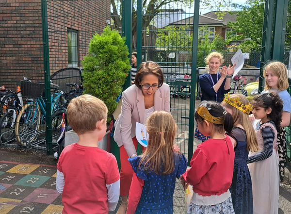 무니라 윌슨 하원의원이 초등학생들을 만나고 있다. 무니라 윌슨 