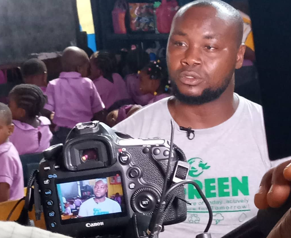 [나이지리아] 수업료로 돈 대신 '빈 페트병' 받는 학교