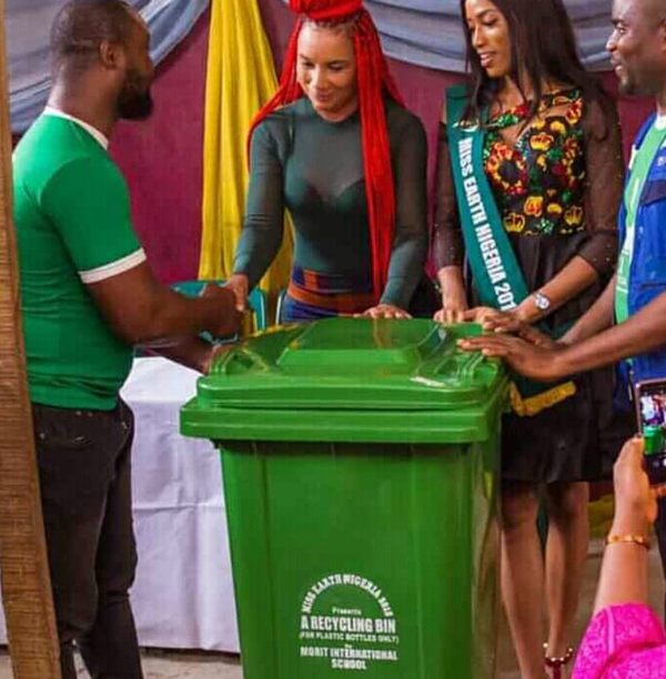 [나이지리아] 수업료로 돈 대신 '빈 페트병' 받는 학교