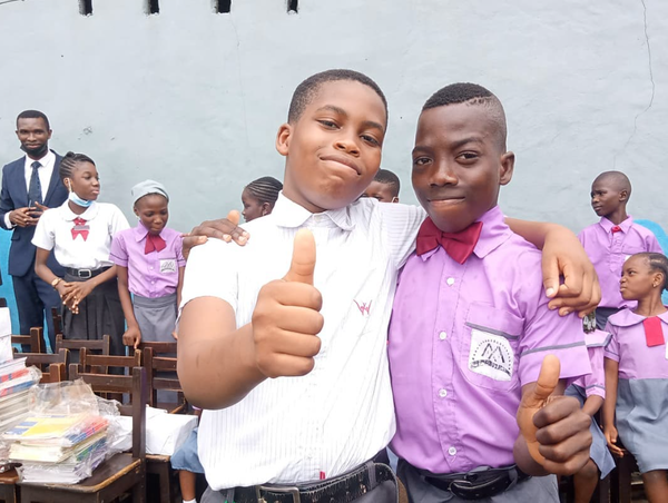 [나이지리아] 수업료로 돈 대신 '빈 페트병' 받는 학교