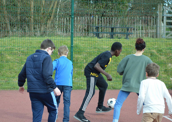 교과목이 다양해지고 이동수업을 하는 일도 있어서 수업 및 평가의 어려움이 있었다. 영국청각장애협회 