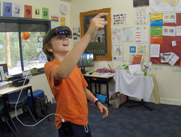  3D 스마트 글래스와 같은 혼합현실 기술이 트랜스미디어 스토리텔링을 넘어 특히 학생 참여 및 디지털 문해력과 관련된 흥미로운 미래 응용 분야로 활용될 것이다. 더에듀케이터 