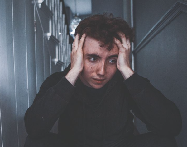  설명할 수 없는 상처나 부상, 정서 및 행동 변화, 설명할 수 없는 돈이나 고가의 물건을 소지한 경우 등 착취의 징후에 대해 가족들이 경계를 늦추지 말아야 한다. 바나도스