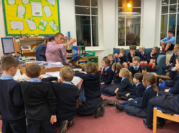 챗GPT는 개별 학생의 필요에 맞게 교수 스타일을 조정할 수 있는 능력은 부족하다. 카필드스쿨 