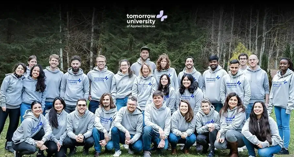 에듀테크 스타트업인 투모로우대학은 학생들이 자신의 진로에 맞게 교육을 받을 수 있는 몰입형 학습 기술을 개발했다. 투모로우대학