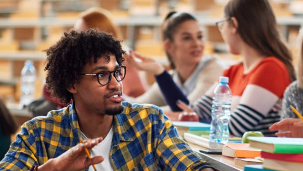 흑인, 아시아계 및 소수 민족 학생들의 경험에서 통계적으로 유의미한 개선이 있었다. 일부 인식에서 인종 간 격차가 좁혀지기 시작했다는 평가가 나왔다. 유니버시티UK