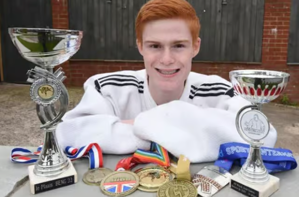 유도에 흥미를 느끼고 훈련을 계속하던 그는 5년 전 아스퍼거 증후군을 진단받았다. 조슈아 호킨슨