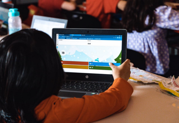 디지털 애플리케이션도 학습자의 읽기 및 쓰기 능력을 향상시킬 수 있다. 오텀와교육구 