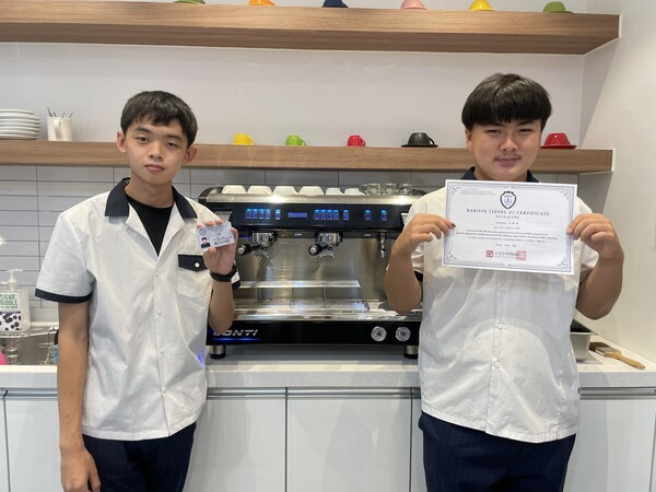 특수학급 학생들(김학래, 김은지, 이주영, 최민준, 홍성배)이 취업과 관련된 총 7개 자격증을 취득했다