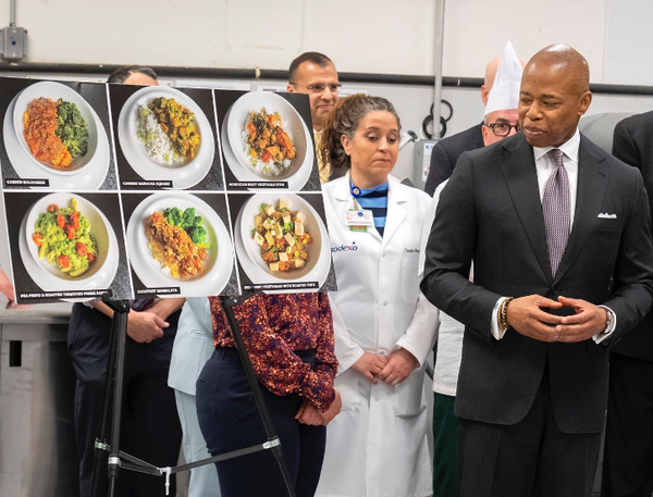 아담스 시장은 취임 이후 비건 급식을 도입하고, 학교에서 초콜릿 우유를 금지하는 등 학교 급식을 개선하기 위해 지속적으로 노력해 왔다. 