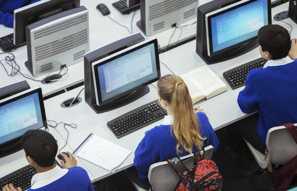 AI는 학생 데이터를 분석해 학생의 학습 스타일, 속도 및 능력에 맞게 학습 자료를 조정해 학습 잠재력을 극대화할 수 있다.