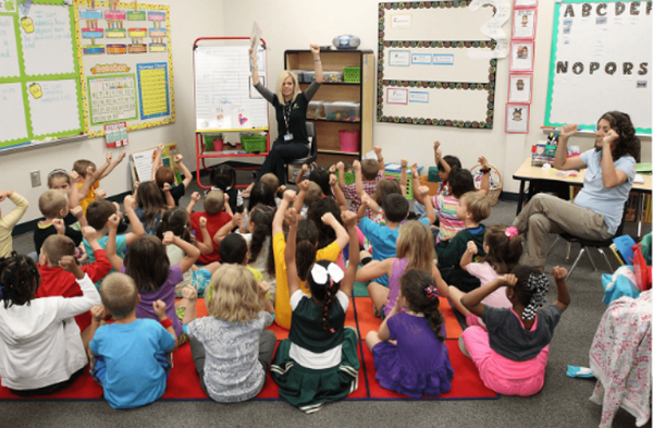 플로리다 랜드 오레이크스의 코너톤 초등학교에서 공동 교사인 앤 르네 에반스와 카산드라 힌슨이 이야기 시간을 이끌고 있다. 코너톤 초등학교