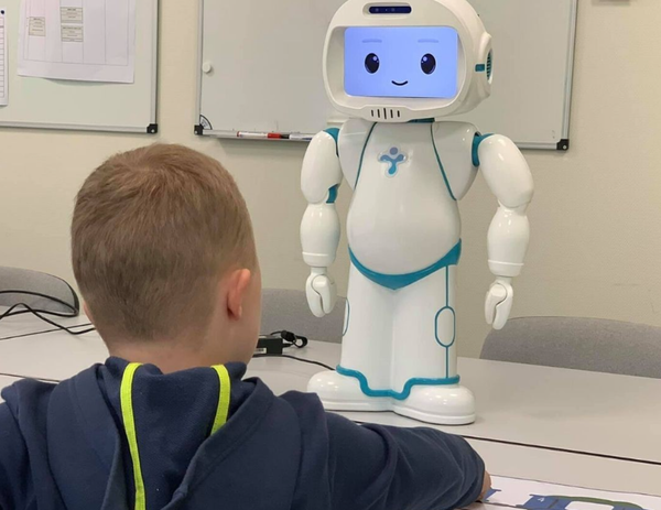 로봇과 함께 작업한 학생들이 로봇의 도움을 받지 않은 학생들보다 일반적으로 과제에 더 몰입하고 더 높은 비율로 과제를 완수할 수 있었다. QT로봇