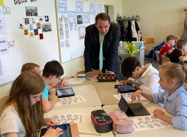 디지털 월드 수업 현장을 살펴보는 교육부 장관 알렉산더 로르츠 박사. 