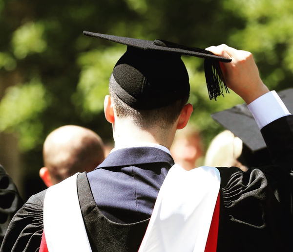 교육부 대변인은 등록금 동결 제도가 학생들에게 더 나은 가치를 보장하고 대학교육 비용을 통제할 수 있다고 주장했다. 카디프대학 