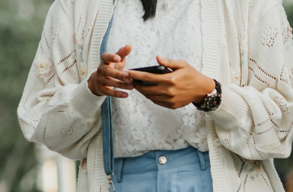 스마트폰은 아이들을 잘못된 정보에 노출시키고 학습에 방해가 된다. 온라인에는 자해를 조장하는 사람들을 비롯해 위험 요소가 많다.