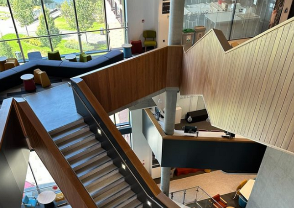 치솟는 생활비로 어려움을 겪는 학생들을 돕기 위해 여러 대학이 강의 시간표를 간소화하고 있다. 드몽포르대학 