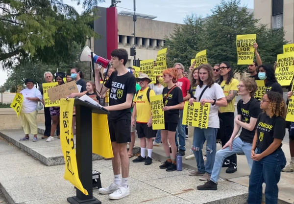 이 이니셔티브는 정치적 주제를 피하거나 꺼리는 교육 공간에서 기후 정의에 대한 논의를 촉진하는 데 있어 청소년들이 직면하는 어려움을 강조한다. 선라이즈 무브먼트