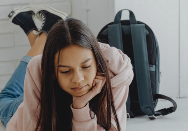 여성의 평균 월경 주기는 첫날부터 계산해 약 28일이다. 난포기로 알려진 첫 2주 동안 에스트로겐 수치는 꾸준히 상승하는 반면 프로게스테론 수치는 낮다. 에스트로겐은 뇌에서 기분을 좋게 하는 신경전달물질인 세로토닌과 도파민의 방출을 촉진한다. 