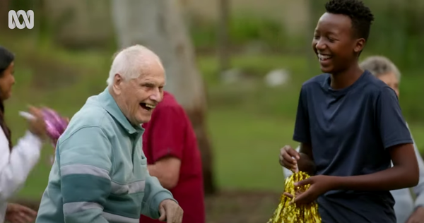 호주에서 진행된 '청소년을 위한 노인의 집' 시리즈는 교사들이 학생들의 학습을 교실 밖으로 가져가 노인 요양원 및 은퇴자 마을의 노인들과 공유하도록 영감을 주었다. ABC TV 캡처 
