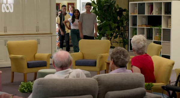 노인과의 연결은 학생들이 대화에 대해 생각하고, 개방형 질문을 하고, 평가하고, 학습 동기를 부여하는 메타인지 과정을 개발할 수 있는 흥미롭고 새로운 경험과 환경을 조성한다. ABC TV 캡처 